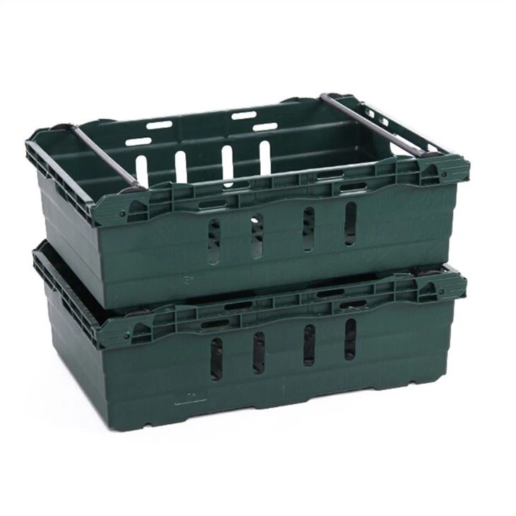 Caja de plástico con brazo de bala perforado